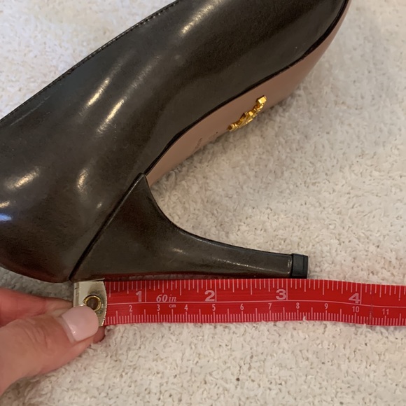 New Prada Gray Leather Closed Toe Heels Made in Italy in Size 35.5/ 5.5 - Picture 4 of 13